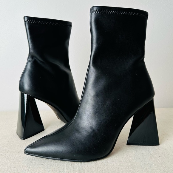 New Steve Madden Black Ticker Pointed Toe Block Heel Bootie - Picture 3 of 11